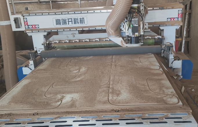 開(kāi)料機(jī)0.1mm 精度實(shí)現(xiàn)：中智伺服電機(jī)驅(qū)動(dòng)系統(tǒng)實(shí)現(xiàn)三軸協(xié)同精準(zhǔn)控制